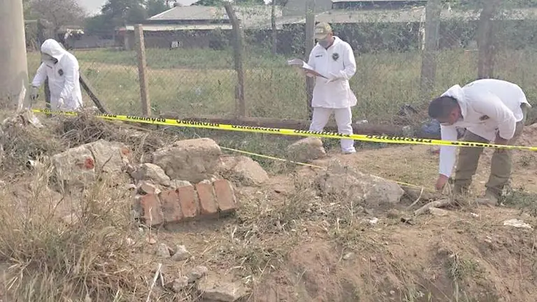 Investigadores procesan la escena del crimen en la comunidad La Enconada./ UNITEL