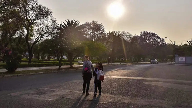 La ciudad amaneci&oacute; con una oscuridad inusual debido a la humareda suspendida en el aire./ DICO SOL&Iacute;S
