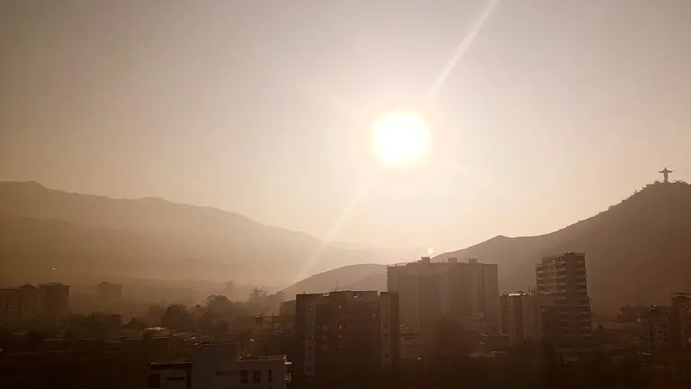 As&iacute;, con una densa capa de smog y contaminaci&oacute;n amaneci&oacute; este martes, 3 de septiembre, Cochabamba. VIOLETA SORIA