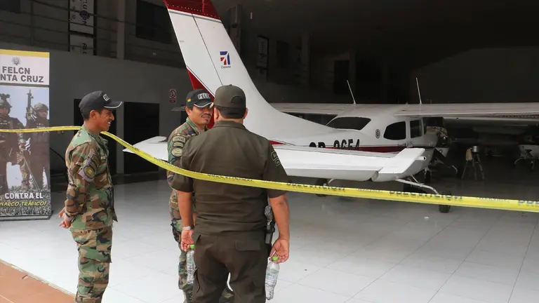 Intervenci&oacute;n a los hangares, por parte de la Polic&iacute;a./ APG