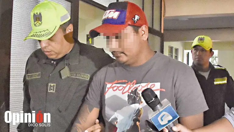 Polic&iacute;a presenta a Hugo Ch., conductor que hizo un giro indebido provocando la muerte del profesor Roberto Condarco./ DICO SOL&Iacute;S