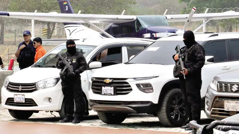 La Polic&iacute;a interviene un hangar y secuestra avionetas y veh&iacute;culos en el marco del caso de la balacera, donde result&oacute; herido el &ldquo;brazo derecho&rdquo; de Marset./ APG
