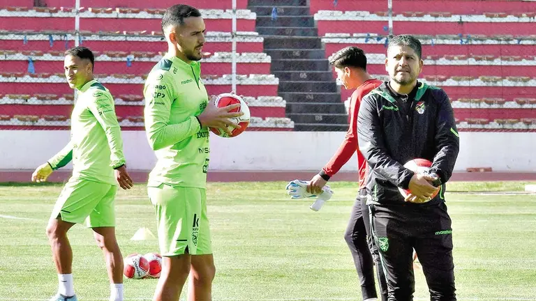 Oscar Villegas (d), entrenador de la Selecci&oacute;n nacional./ APG