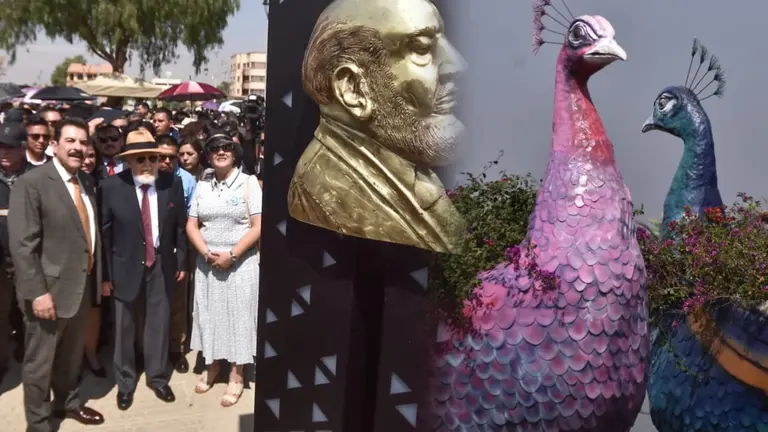 El alcalde Manfred Reyes Villa (i) junto a Julio Le&oacute;n Prado (d), en ocasi&oacute;n de la inauguraci&oacute;n del parque que lleva su nombre. DICO SOL&Iacute;S