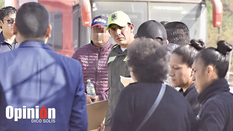Requisan veh&iacute;culo de Hugo Ch., el conductor que hizo un giro indebido provocando la muerte del profesor Condarco./ DICO SOL&Iacute;S
