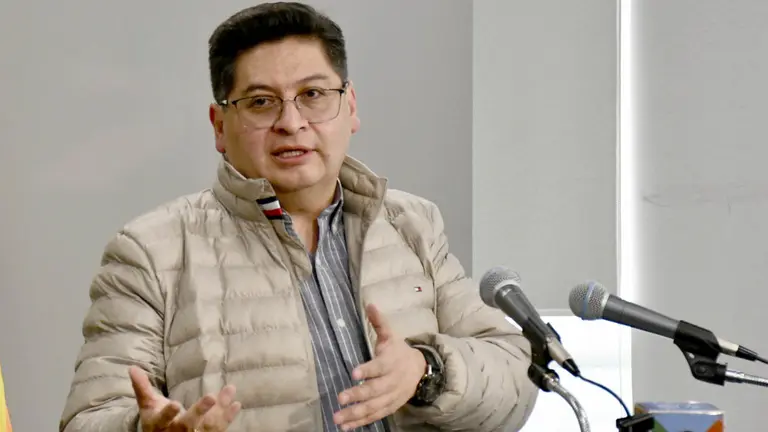 El ministro de Economía, Marcelo Montenegro, anuncia que las ETA podrán realizar la concesión de obras públicas./ APG