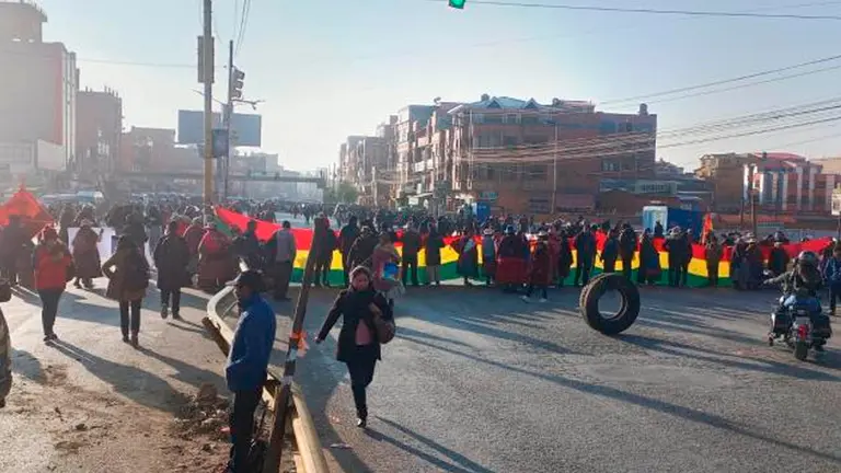 El bloqueo en El Alto, en la zona de R&iacute;o Seco. RRSS