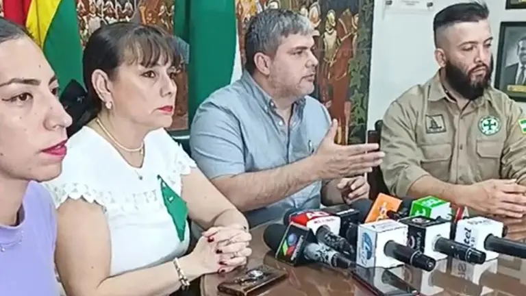 Representantes cívicos cruceños en conferencia de prensa./ ERBOL