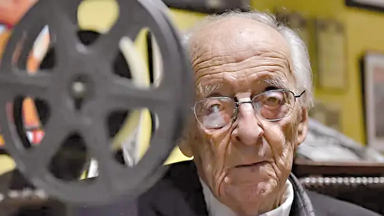 Manuel Ant&iacute;n retratado en su oficina de la Universidad del Cine, en el barrio porte&ntilde;o de San Telmo./ DIARIO DE CULTURA