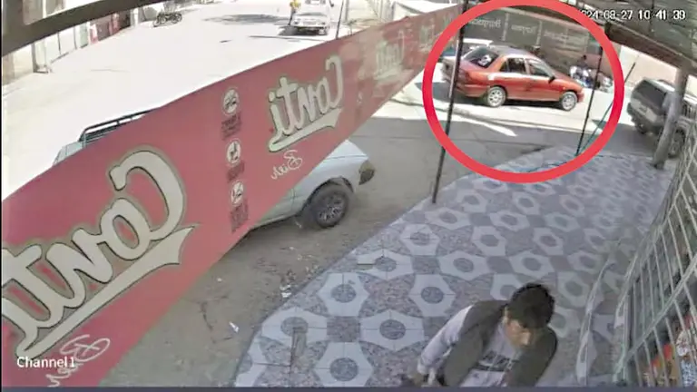 El veh&iacute;culo guindo utilizado por los delincuentes./ POLIC&Iacute;A