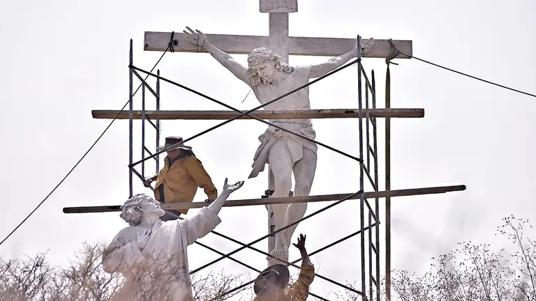 Montaje de una escultura que representa a Cristo crucificado./ DICO SOL&Iacute;S