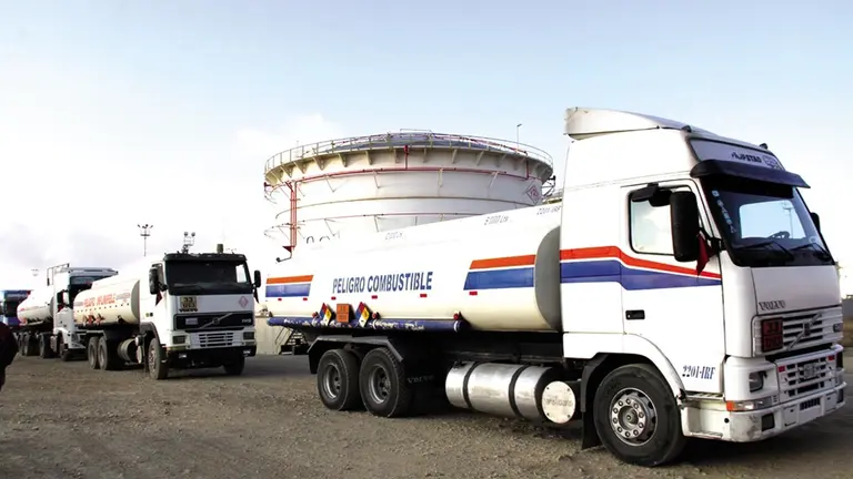 Una imagen de archivo del traslado de carburantes./ ABI