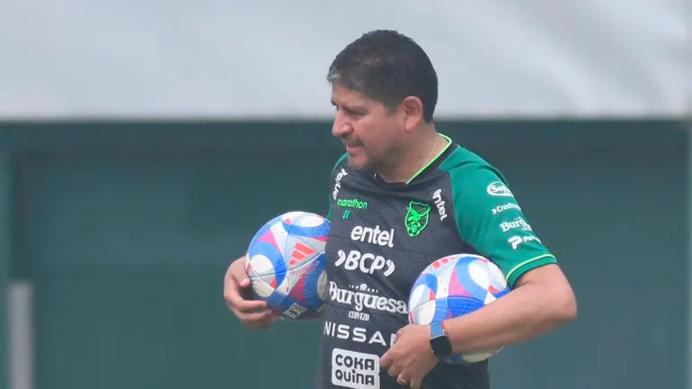 El entrenador &Oacute;scar Villegas, en la pr&aacute;ctica de ayer./ FBF