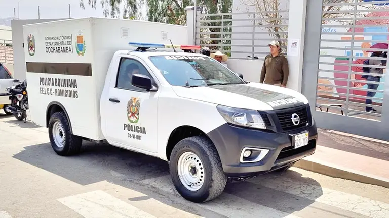La Polic&iacute;a se dirige al Centro de Salud donde fue trasladada la v&iacute;ctima./ CORTES&Iacute;A
