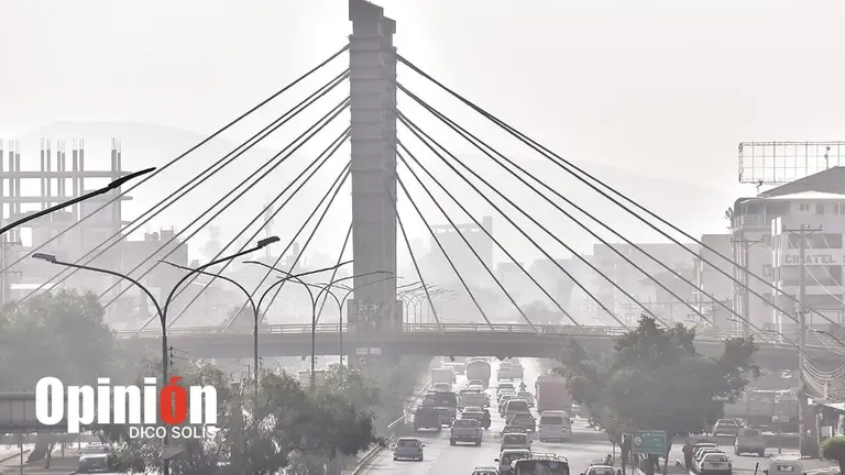 Intensa humareda en Cochabamba la ma&ntilde;ana de este lunes./ DICO SOL&Iacute;S