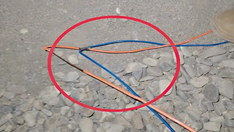 Los cables que habr&iacute;an causado la electrocuci&oacute;n de la v&iacute;ctima./ POLIC&Iacute;A