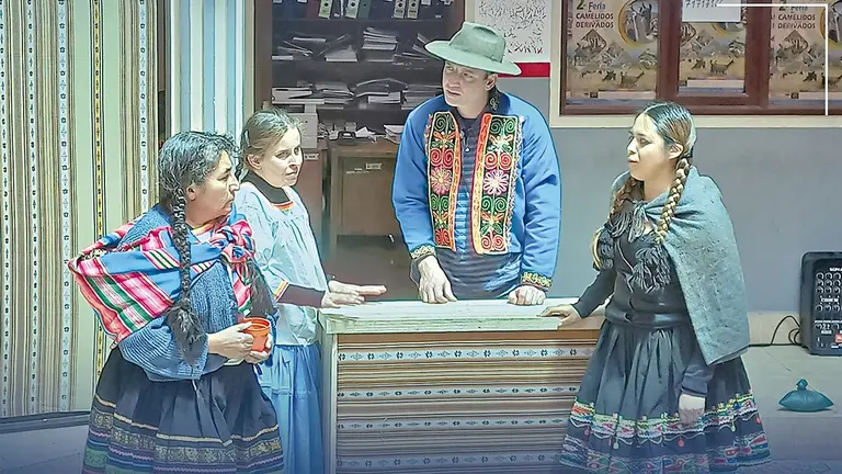 Elenco de la obra &lsquo;Dilo Fuerte&rsquo; sobre el escenario./ RRSS, PROGETTOMONDO BOLIVIA