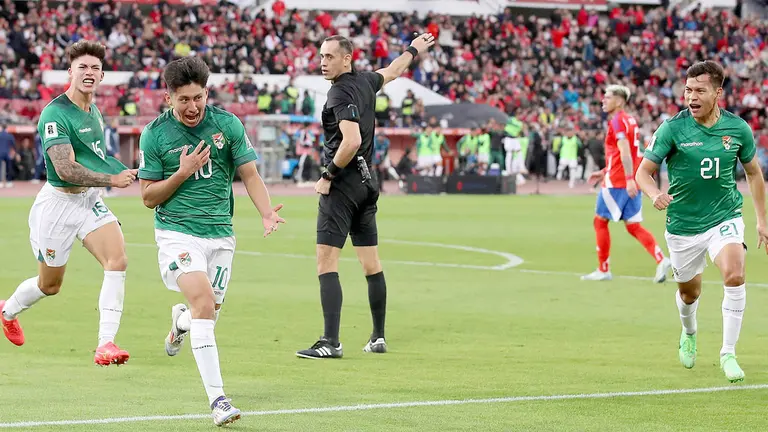 Jugadores de Bolivia festejan victoria en Chile./ APG