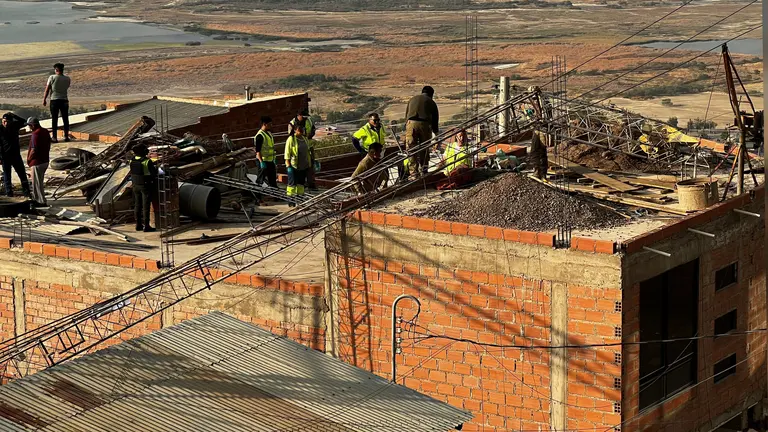 Polic&iacute;a realiza el levantamiento del cad&aacute;ver en una construcci&oacute;n de la zona de Alto Cochabamba. CORTES&Iacute;A