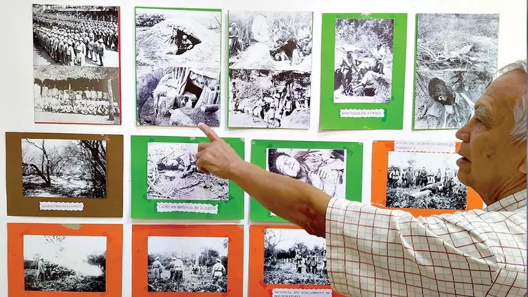 Jos&eacute; Mario Antelo en la exposici&oacute;n sobre la Guerra del Chaco en la Casona Santiva&ntilde;ez./ DICO SOL&Iacute;S