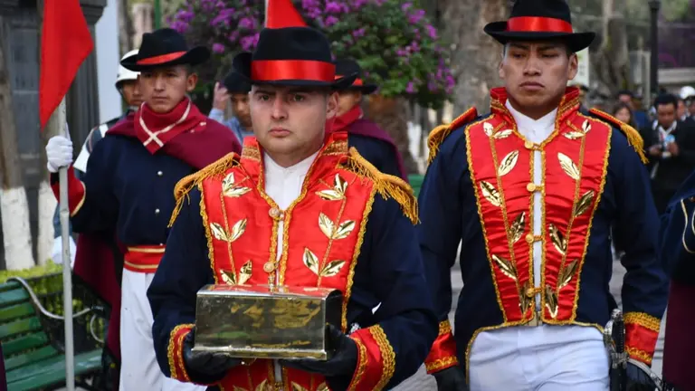 Traslado de los restos mortales del general Esteban Arze desde el Cementerio General hasta la plaza 14 de Septiembre. GOBERNACI&Oacute;N DE COCHABAMBA