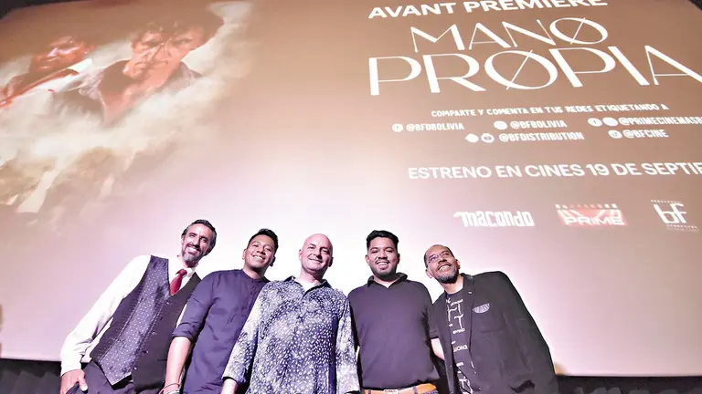 Miembros de la producción  &lsquo;Mano Propia&rsquo; en la Premier de Gala en Cochabamba./ DICO SOLÍS