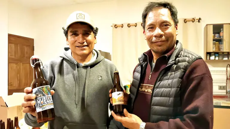 Félix Gonzáles (izquierda) y Ramiro Oroz (derecha), amigos que promueven la cerveza artesanal en Toro Toro./    MARIELA COSSÍO