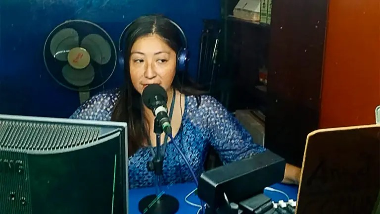 La periodista Fabiola Lima durante su trabajo en el estudio de Radio Euforia. RR.SS.