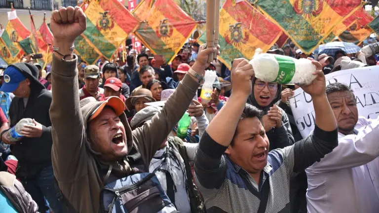 Vecinos del Distrito 9 marchan y bloquean la Llajta en demanda de la destituci&oacute;n  de la Subalcaldesa Itocta. NO&Eacute; PORTUGAL