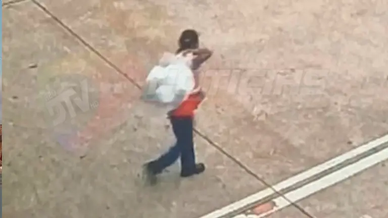 Una de las mujeres transportando la carga. DTV Captura
