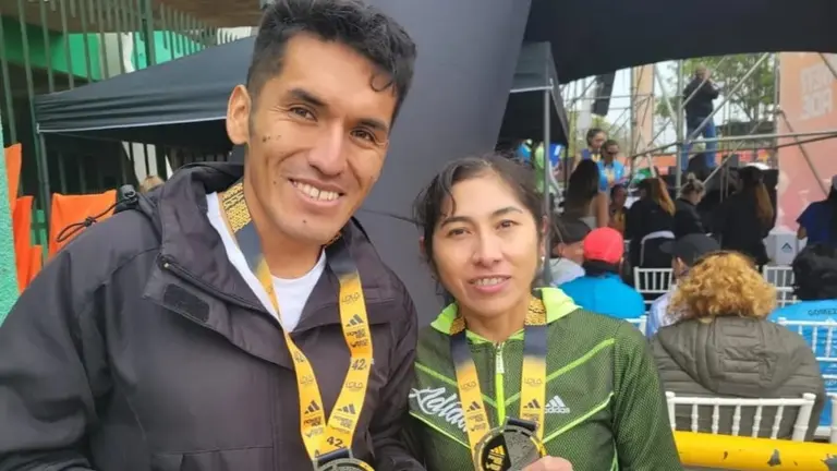 Jorge Gonzales y Vanessa Zapata, ganadores del Marat&oacute;n Santa Cruz. PODIO.BO.