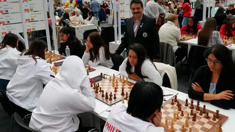 Foto del equipo femenino en su duelo con Filipinas por la sexta rinda. FIDE AM&Eacute;RICA