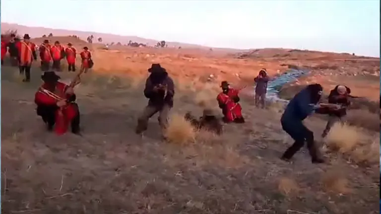 Captura de video de los Ponchos Rojos./ TOMADA DE ERBOL