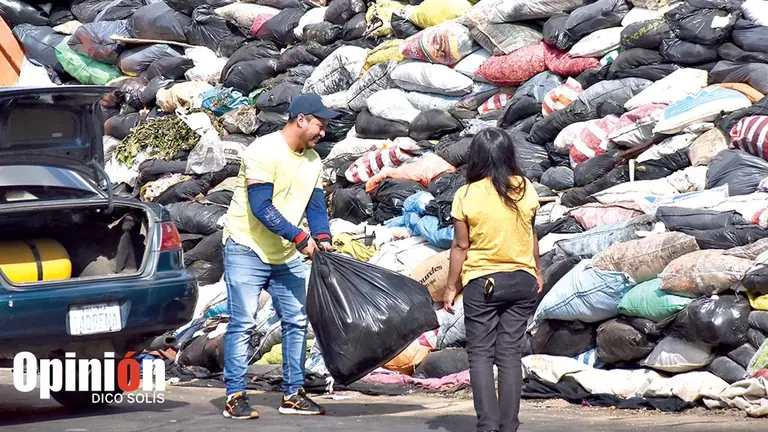 Acumulaci&oacute;n de basura en el punto verde de la avenida Humboldt./ DICO SOL&Iacute;S