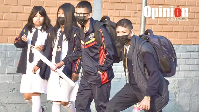 Estudiantes se protegen de la humareda de los incendios con barbijos./ DICO SOL&Iacute;S