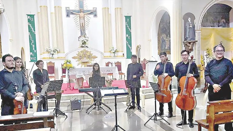 Integrantes de Ensamble Khuska tras una presentación musical en un recinto  religioso. / ARCHIVO