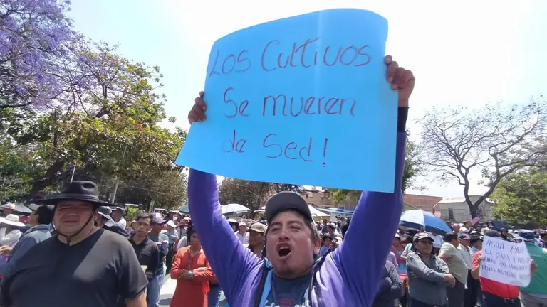 Protesta de regantes en puertas de la Gobernaci&oacute;n. DICO SOL&Iacute;S