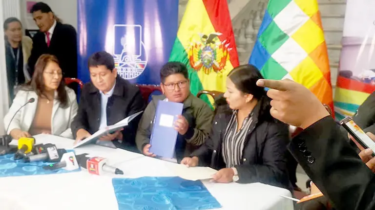 Integrantes de la Comisión Mixta de Justicia Plural brindan conferencia de prensa./ PRENSA SENADO