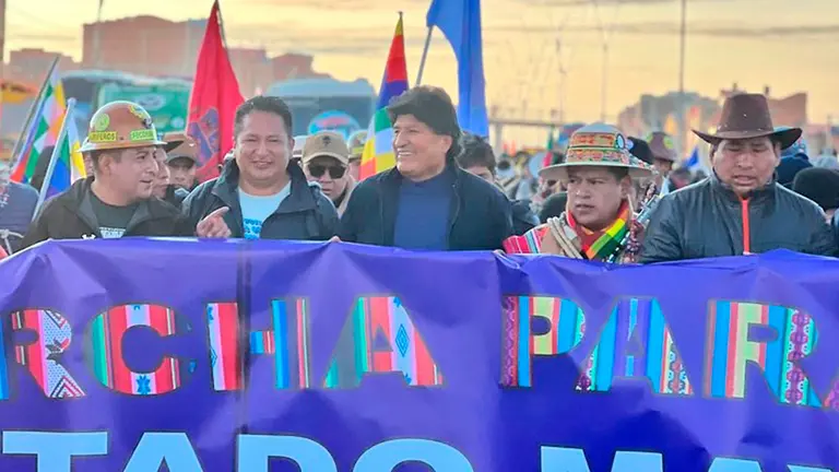 El expresidente volvi&oacute; a aparecer en la marcha que se dirige a La Paz. Evo Morales Facebook