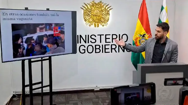 El Ministro mostr&oacute; imag&eacute;nes de Morales en el veh&iacute;culo.
