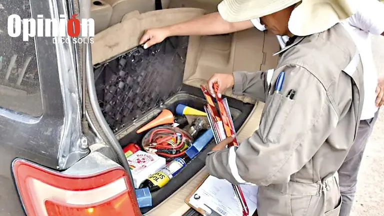 Un veh&iacute;culo en la Inspecci&oacute;n T&eacute;cnica Vehicular./ DICO SOL&Iacute;S
