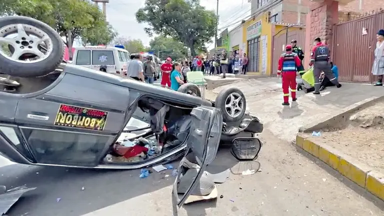 As&iacute; qued&oacute; el taxi que protagoniz&oacute; el accidente./ FACEBOOK MARVIN BUTR&Oacute;N