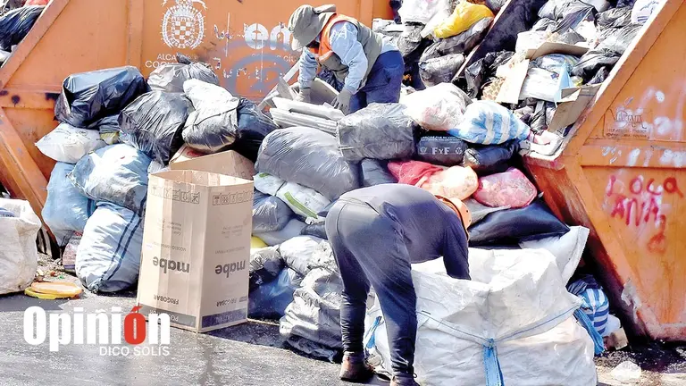 El trabajo de las ecorrecolectoras en la avenida Humboldt, este 19 de septiembre./ DICO SOL&Iacute;S