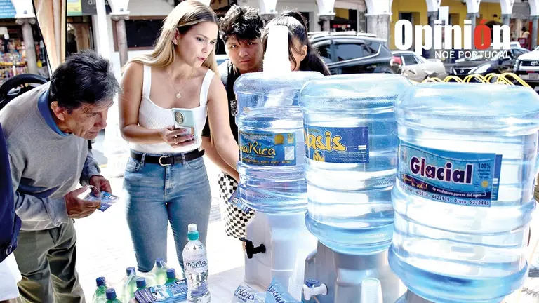 Personal expone botellones de marcas autorizadas por el Senasag./ NO&Eacute; PORTUGAL