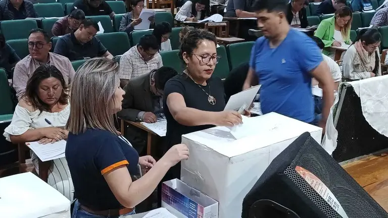 518 postulantes a fiscales de materia rindieron examen escrito en Cochabamba./ URGENTE.BO