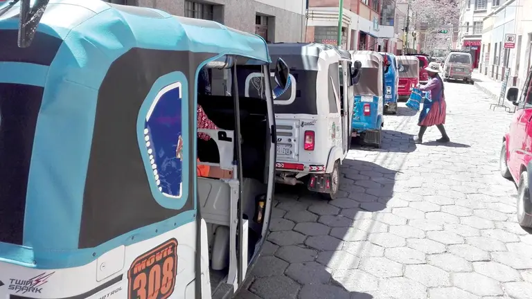 Los &ldquo;toritos&rdquo; forman largas filas en Tupiza, pero no provocan caos vehicular. / JORGE FERNÁNDEZ B.