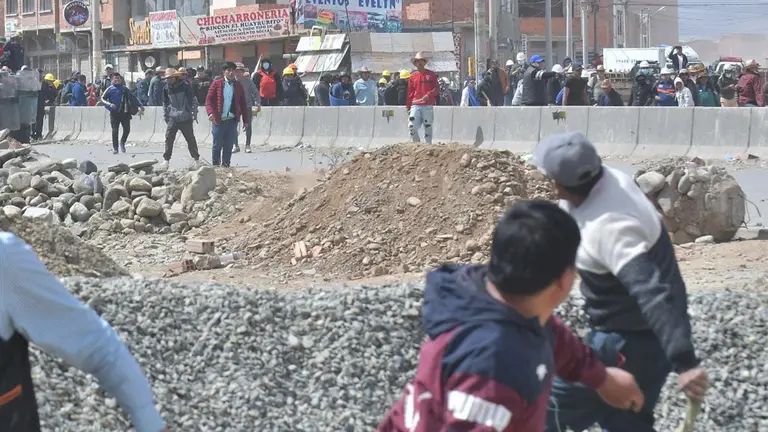 Violencia estalla en Ventilla: arcistas y evistas se enfrentan a punta de piedras y petardos./ APG