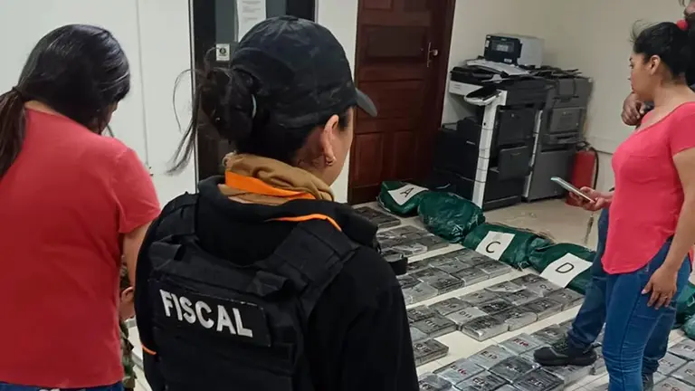 Personal de la Polic&iacute;a tras el operativo./ TOMADA DE ERBOL