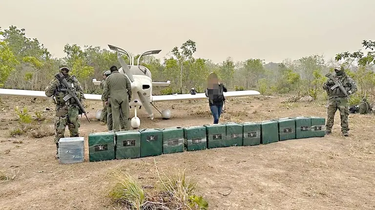 Foto referencial sobre droga y una avioneta./ FISCAL&Iacute;A