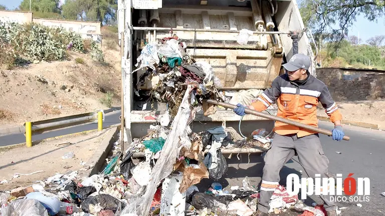 Trabajos de recojo de basura en la ciudad, este 23 de septiembre. / DICO SOL&Iacute;S